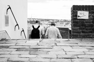 Na veřejné WC nikdy nechoď sám!