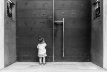 Verunka precizně vyvažuje kompozici