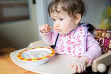 Pózování se lžičkou v puse (jinak se Verča ale mnohem raději nechává krmit)