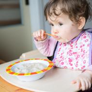 Pózování se lžičkou v puse (jinak se Verča ale mnohem raději nechává krmit)