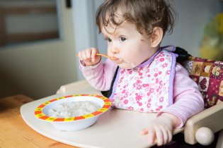 Pózování se lžičkou v puse (jinak se Verča ale mnohem raději nechává krmit)