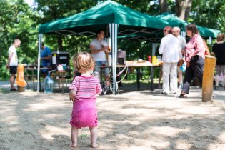 Verunka bere stánek s pivem a párkem útokem