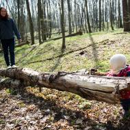 Verunko, drž tu kládu pořádně, ať se nepřeváží!