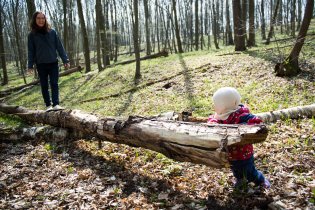 Verunko, drž tu kládu pořádně, ať se nepřeváží!