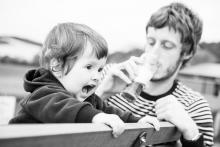 Tati, dopij už to pivo a pojď se mnou na houpačku