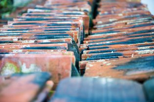 Na myslivně Prádelna opravují střechu