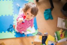 Verunka uklízí - lepidlo, podat!