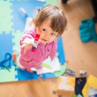 Verunka uklízí - lepidlo, podat!