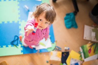 Verunka uklízí - lepidlo, podat!