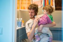 Stříhání tatínkových vousů proběhlo na výslovné Verunčino přání