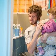 Stříhání tatínkových vousů proběhlo na výslovné Verunčino přání