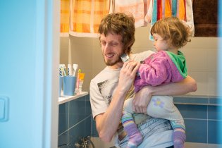 Stříhání tatínkových vousů proběhlo na výslovné Verunčino přání