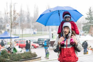 Bystrcké vánoční trhy byly letos poněkud mrholící, ale představení divadla Koráb to nic neubralo