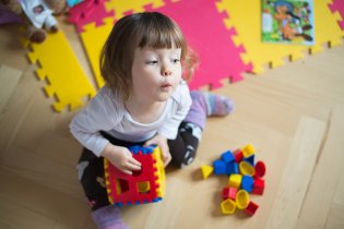 Ovály, čtverce, troj- i pěti-úhelníky již Verča zvládá i poslepu