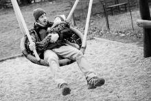 Ač to z této fotky není patrné, Verča byla z houpání nadšená skoro stejně jako tatínek