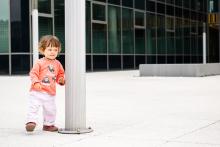 Verunka se učí správně našlapovat ve svých nových barefoot botičkách