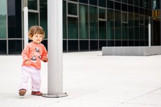 Verunka se učí správně našlapovat ve svých nových barefoot botičkách