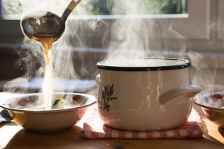 Pára nad hrncem