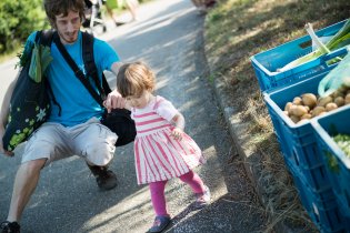 Poprvé na bystrckých farmářských trzích - Verunka prchá před zdivočelými pórky
