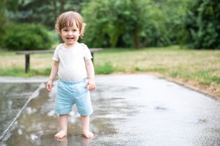 Je po dešti, ta chvíle nehodí se pro trampoty,
už je po dešti a svítí kaluže,
ach ženy, nemračte se na muže