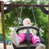 Houpání Verunku pořád baví a rozjíždí to většinou tak, že potřebuje kukličku, aby jí nehvízdalo v uších