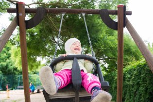 Houpání Verunku pořád baví a rozjíždí to většinou tak, že potřebuje kukličku, aby jí nehvízdalo v uších