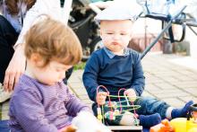 Honzík se na Verunčinu přítomnost na své hrací dece zpočátku moc netvářil