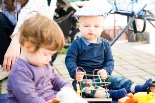 Honzík se na Verunčinu přítomnost na své hrací dece zpočátku moc netvářil