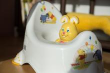 Rodiče mají s  nočníkem poměrně ambiciózní plány, ale Verunka a zajíček si o tom myslí své