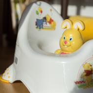 Rodiče mají s  nočníkem poměrně ambiciózní plány, ale Verunka a zajíček si o tom myslí své