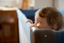 Verunka dohlíží na dodržování bezpečnostních předpisů při přípravě snídaňové kašičky