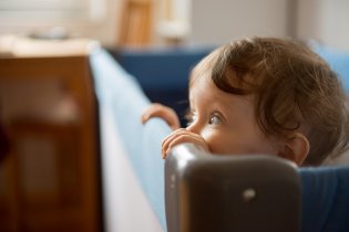 Verunka dohlíží na dodržování bezpečnostních předpisů při přípravě snídaňové kašičky