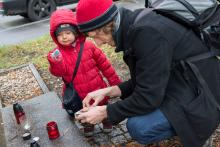 Zapalujeme svíčky u kapličky - nejstaršího to objektu na celém Jižáku