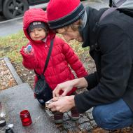 Zapalujeme svíčky u kapličky - nejstaršího to objektu na celém Jižáku