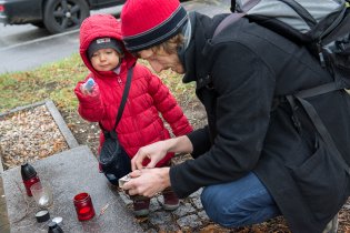 Zapalujeme svíčky u kapličky - nejstaršího to objektu na celém Jižáku