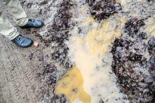 Tom jde testovat své nové barefoot-vegan-etické boty