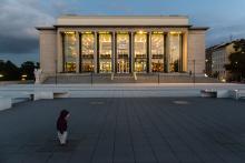 Malá Verunka před velkým divadlem