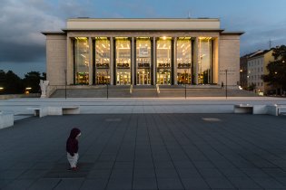 Malá Verunka před velkým divadlem