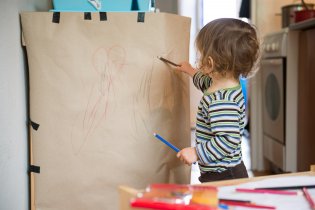 Já nejsem ani Leonardo ani Michelangelo, 
paletu mám amatérsky chudou,
ale když mne paní můza políbila na čelo, 
rozhod jsem se skoncovati s nudou