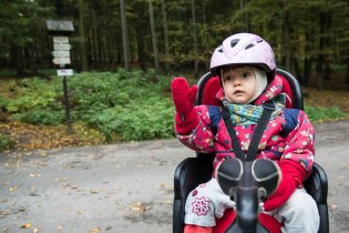 Verunka zkušeně zdraví kolemjedoucího cyklistu