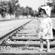 Na kolejích stála, na šatech květ