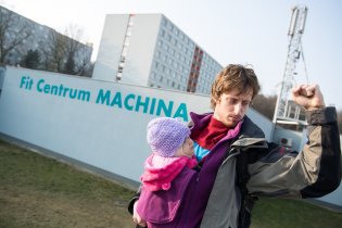 Tatínek si zavzpomínal na své fitness mládí v Machině, dnes už by bez bundy takhle pózovat nemohl