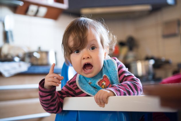 Podívejte se, jak mi to leze do očí, už je mi rok, tak mi to koukejte ostříhat!