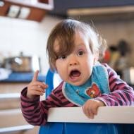 Podívejte se, jak mi to leze do očí, už je mi rok, tak mi to koukejte ostříhat!