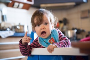 Podívejte se, jak mi to leze do očí, už je mi rok, tak mi to koukejte ostříhat!