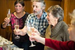 Přípitek na babiččiných 85 (z babičky je vidět jen ruka)