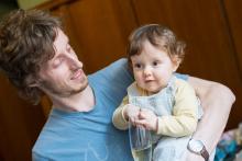 Verunka s novým sestřihem je šťastná, že konečně vidí, a chystá se koštovat šampus