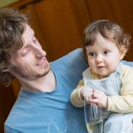 Verunka s novým sestřihem je šťastná, že konečně vidí, a chystá se koštovat šampus