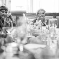 Babička (ta vpravo) hlídá, zda všichni dojídají