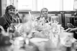 Babička (ta vpravo) hlídá, zda všichni dojídají